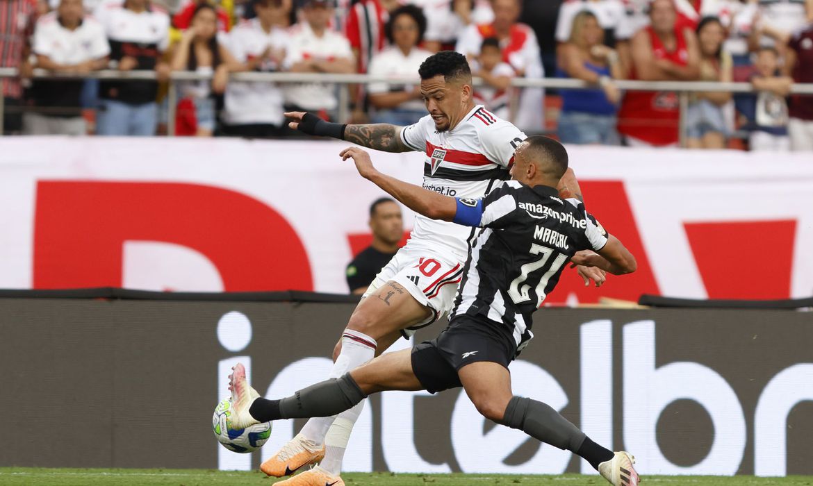 São Paulo e Botafogo se enfrentam em campo / Rubens Chiri